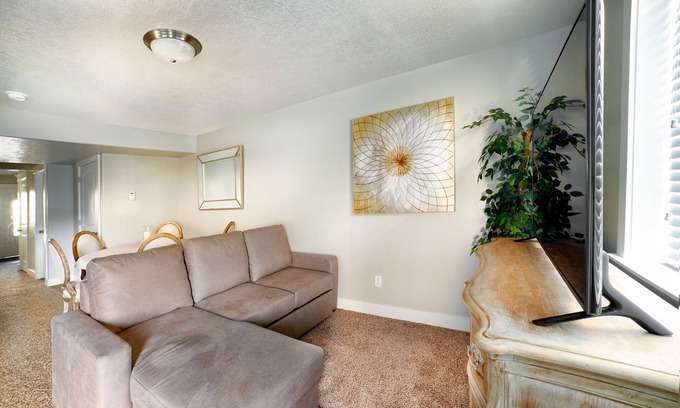 Ogden House | SLEEPS 18, Best Location,New, Hot Tubs,BBQ, Patio, 5 Mins to Dwntwn, Sauna,Views