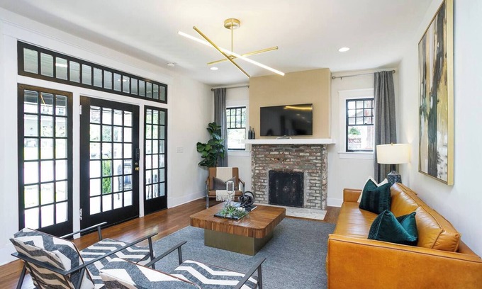Hillsboro Village House | Sleeps 18! Hot tub-Walk to Cafes