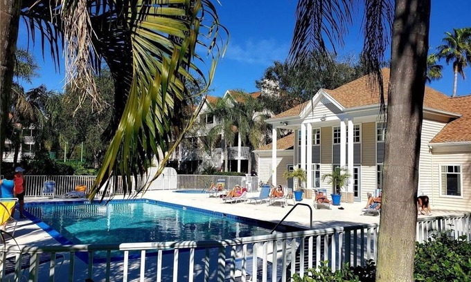 Central Sarasota Condo | Sleeps 2. Mins to Downtown, Beaches & Airport/Ground Floor Unit