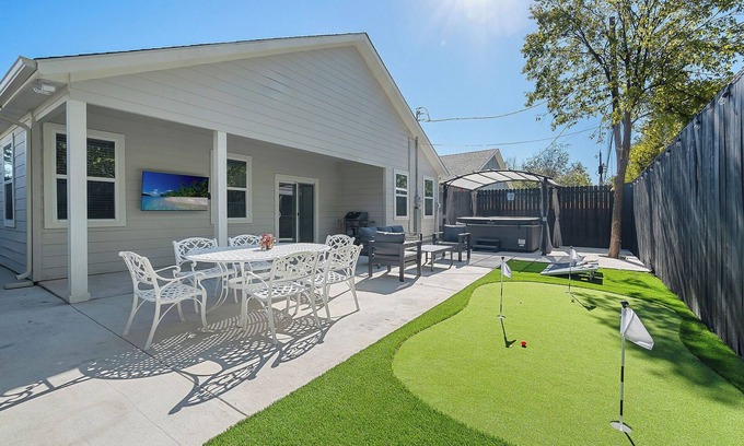 Fort Worth House | Sleeps 20 in FW Stockyards w HotTub & MiniGolf