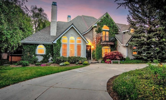 Holladay House | Sleeps 20 *Luxury Estate *A+Area *Hotub *Game Room