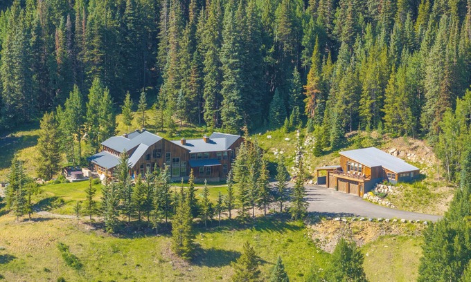 Crested Butte House | Sleeps 23, 8 BR w/full bath, majestic views on 35 acres, walk to town