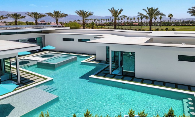 Indio Villa | Sleeps 23 | Pool, Hot Tub, & Putting Green | Minutes to Golf | Bravo Villa #7
