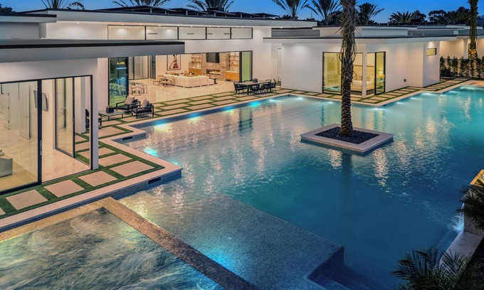 Indio House | Sleeps 25 | 2 Luxury Villas w/Pool + Spa, Putting Green | Bravo by AvantStay