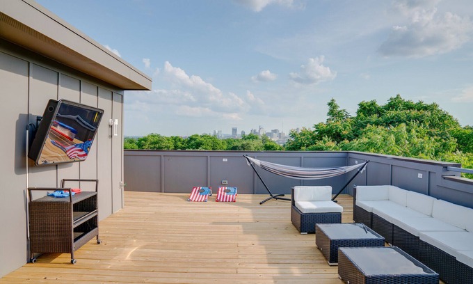 Talbot's Corner House | * SLEEPS 30* Music City Reunion - *3 Units * 9BR* 9BA * Amazing Rooftops*