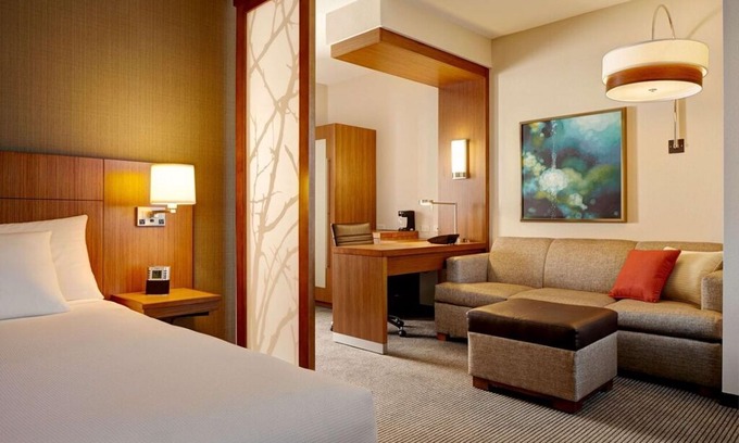 Interchange Square Hotel | Sleeps 4! Comfy and Clean King Unit Near Attractions, Pool, Free Parking