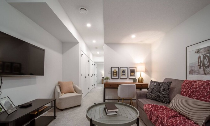 Southwest Edmonton Apartment | Sleeps 4|King Bed|Near Whyte Ave & U of A & Stollery