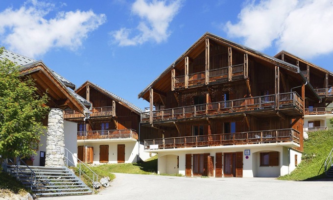 La Toussuire Condo | Sleeps 4! Mountain Adventure + FREE Shuttles