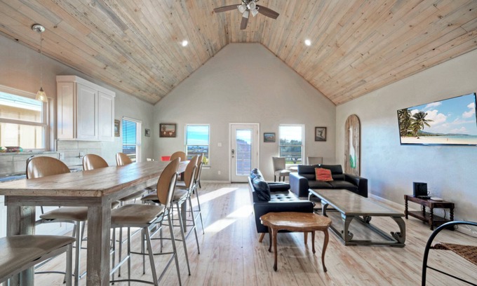 Flour Bluff House | Sleeps 46, 6 Homes | Private Boat Dock, Waterfront Pool, Views | Laguna Village