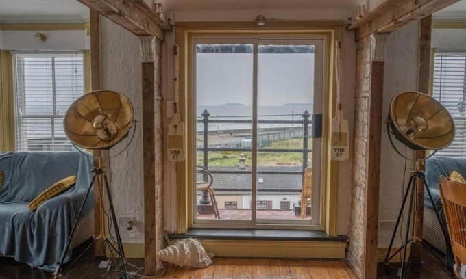 Youghal Apartment | Sleeps 6 - 100mFromBeach - Ocean View Balcony