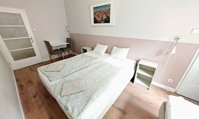 Zizkov Apartment | Sleeps 6 flat by tram Zizkov