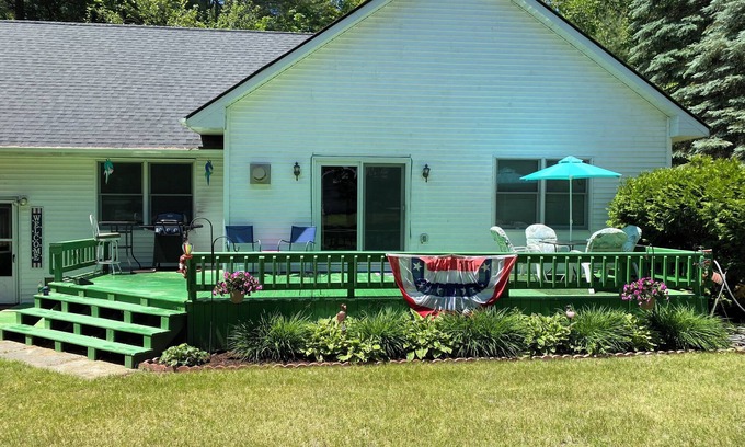 Parrott Point House | Sleeps 8,1 block to Mullet Lake. Pet friendly.