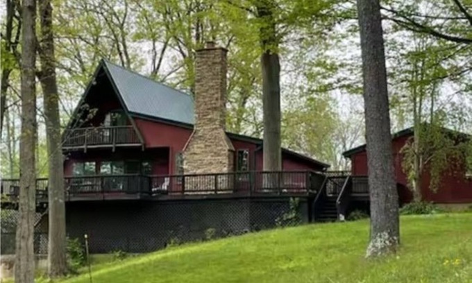Hillsboro Cabin | Sleepy Hollow Large 4 Bedroom Lakefront House in Rocky Fork Lake