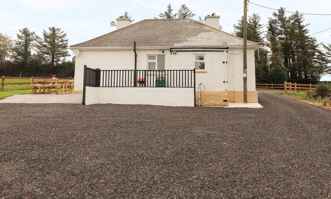 Listowel Cottage | SLIABH CAHILL, pet friendly, with a garden in Listowel, County Kerry