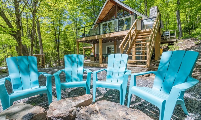 Huntsville Ski Chalet | SLOPESIDE 4 BED,HOT TUB, BEACH, FOUR SEASON, NEAR ALGONQUIN PARK AND ARROWHEAD.