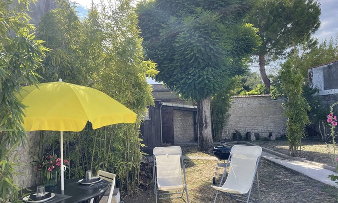La Rochelle House | SMALL STUDIO ON GARDEN - CITY CENTER - FREE PARKING - BICYCLE SHELTER