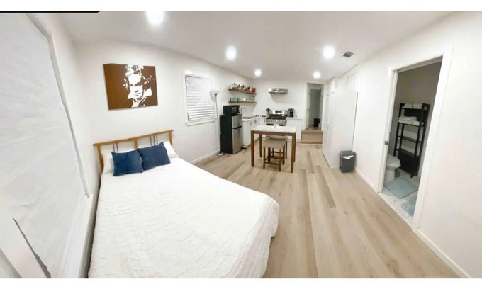 West Dallas Apartment | Small Studio - Trinity Groves - 5 Min Downtown
