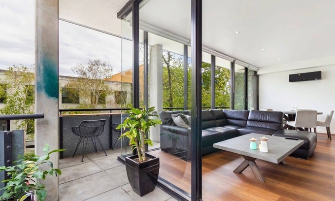 Hawthorn Apartment | Smart Apartment in Elegant Suburb Close to City