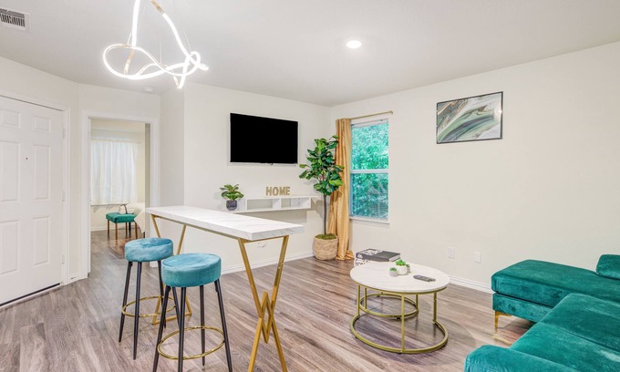Northside Apartment | Smart Home Retreat! 15 mins to Downtown Houston!