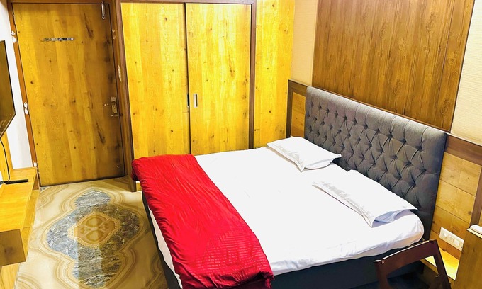 Jaipur District Hotel | Smart Stay - TV w/8+ OTTs, Rain Shower, Wi-Fi- Entire place