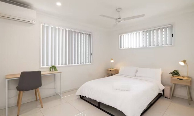 Rocklea Apartment | Smart Suites Self Check-in Apartments - 35A Freney
