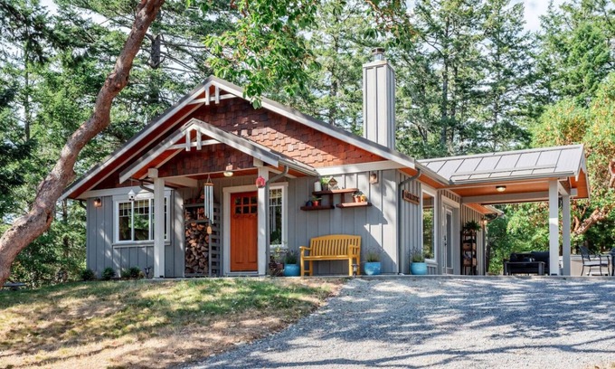 Metchosin Cabin | Smoky Mountain Retreat-The Forest Cabin
