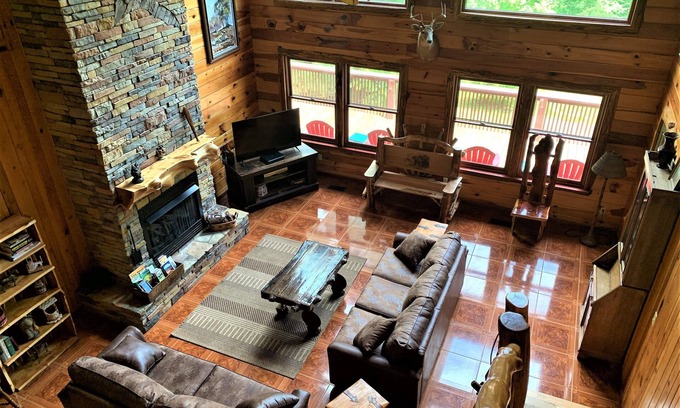 Franklin Cabin | Smoky Mtn Cabin - Hot Tub, Pool Table, Wrap Around Deck, 2x Fire Pits, Starlink
