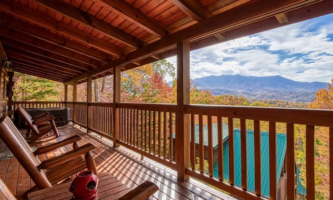 Black Bear Falls Cabin | Smoky Mtn Views Game Room 5 Min to Gatlinburg