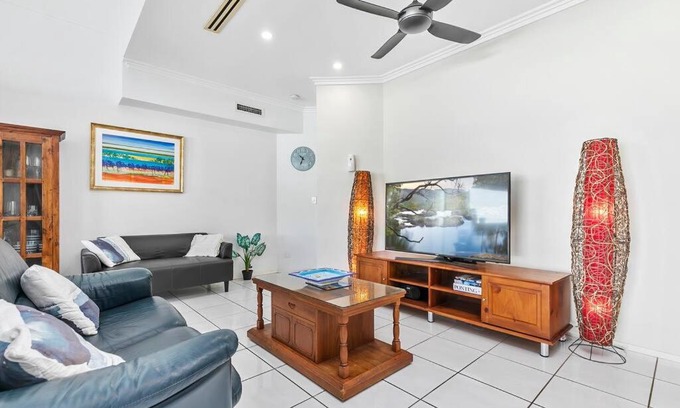 Bellara Apartment | Smooth Sailing -Modern 2 bedroom apartment!