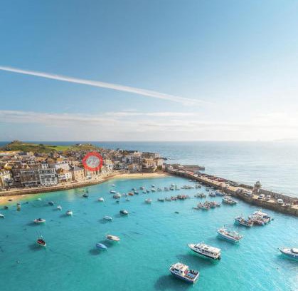 St Ives Apartment | "SMUGGLERS HIDE" & "SMUGGLERS CABIN" - A 2 Bedroom FISHERMANS COTTAGE with Childs Bunk and HARBOUR VIEWS - and also a private entrance connecting 1 BED STUDIO - 10 Metres To Sea Front - 2023 GLOBAL REFURBISHMENT AWARD WINNER
