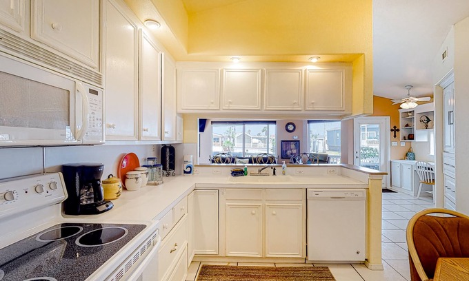Port Isabel House | Snowbird-friendly Gulf-front house with hot tub, pool & on-site golf - dogs OK