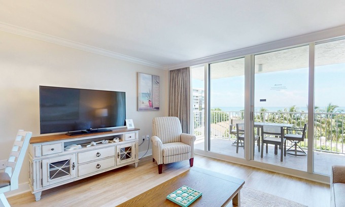 Marco Island Condo | Snowbird-friendly Gulf-front condo with pool, hot tub, fitness room, & AC