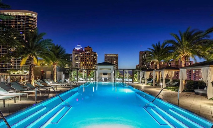 Riverwalk Fort Lauderdale Apartment | Snowbird Haven sunny escape condo~ in Las Olas w/ WIFI, Heated Pool, and Parking