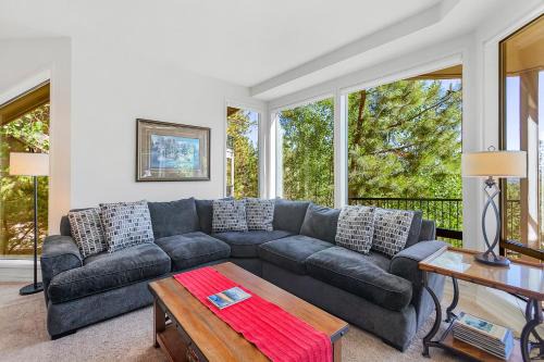 Century West Apartment | Snowcap Escape at Mount Bachelor Village Resort with Pool and Hot Tub