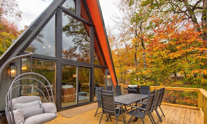 Beech Mountain Cabin | Snowmaker's Cabin - Right on the slopes, hot tub