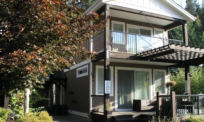 Swansea Point House | SNOWMOBILE SICAMOUS in style!