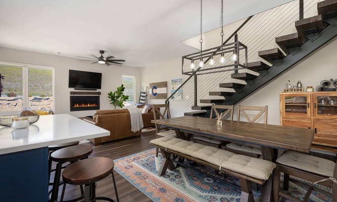 Granby Ski Chalet | Snowy Peaks |Ski in- Ski Out Designer Home