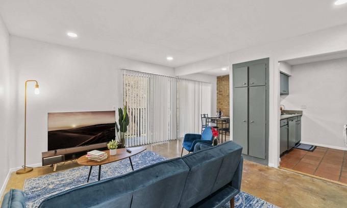 Travis Heights Apartment | So. Congress PARK VIEW | Free Pkg