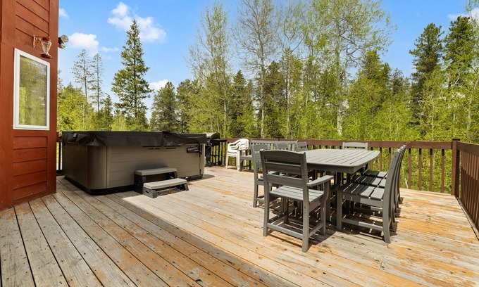 Fraser House | So Much Space! Great for Large Groups! 6BDRM, all King Beds, Hot Tub, Sauna.