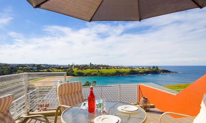 Kiama Heights House | Soak in the stunning water views from the balcony