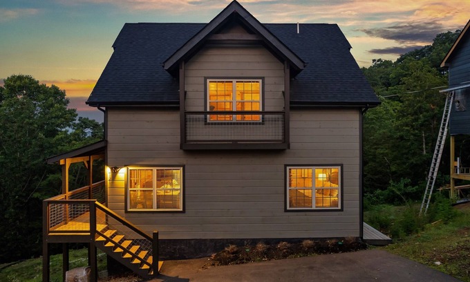 Sevierville Ski Chalet | 🌊Soaky Mtn 🐻 Natl Park 🏌️‍♀️Golf Club🔥Hot Tub🏒Air Hockey ⛳️Golden Tee 🎥Movie Room