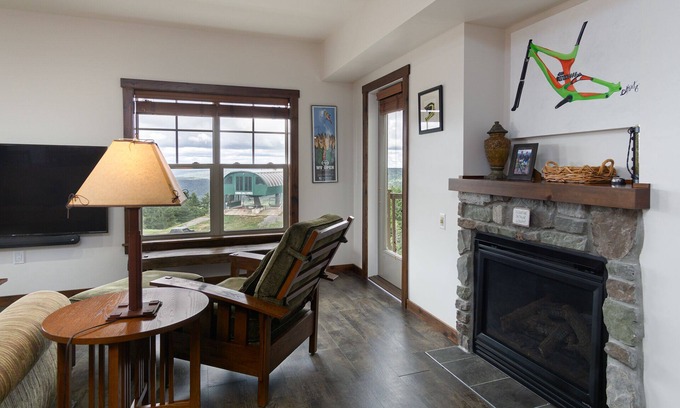 Snowshoe Condo | Soaring Eagle #201: 3 Bedrooms, 2 Full Baths: Slope Side