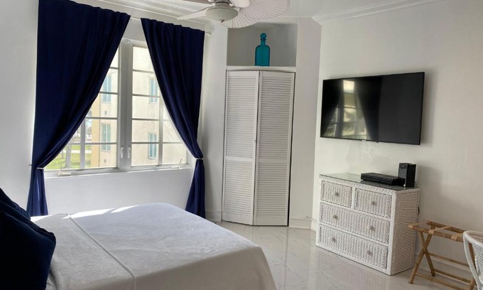 Flamingo/Lummus Apartment | SOBE OCEAN VIEW OCEAN DR charming studio -316