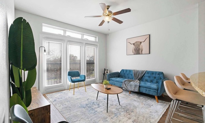 South Congress Apartment | SOCO Cozy Comfy | Pool + Gym + Racquetball + Laundry + Pkg