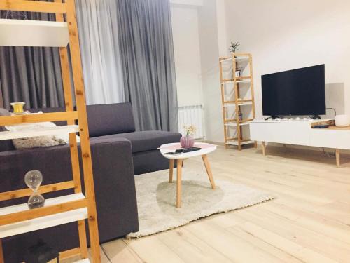 Saburtalo Apartment | Sol's M2 White Modern Apartments
