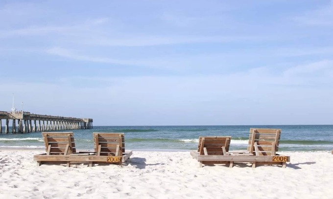 El Centro Beach Condo | Sol Seeker☀️2 bed 2 bath |Close to Beach🏖Large Deck🌴Beautiful Pool | Privacy