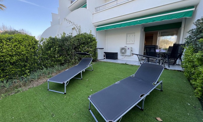 Le Couchant Apartment | Sol-y-Days Martinic, Garden level close to the beaches