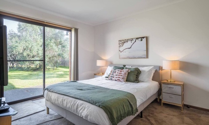 Dromana House | Solanders Retro Residence By the Beach Group Stay