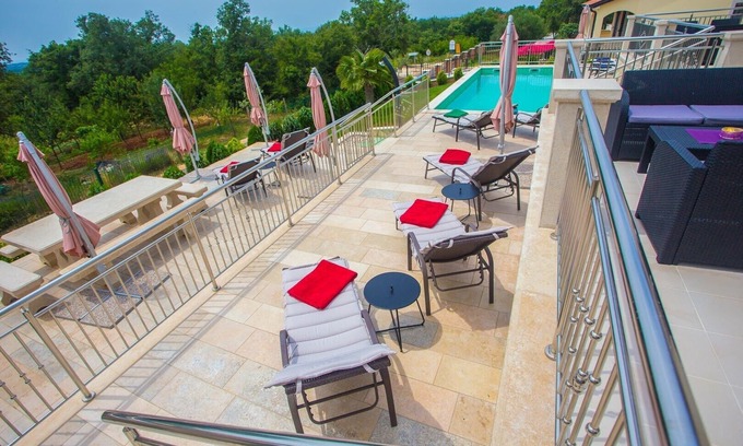 Rojci Apartment | Sole No.1 with Common Pool