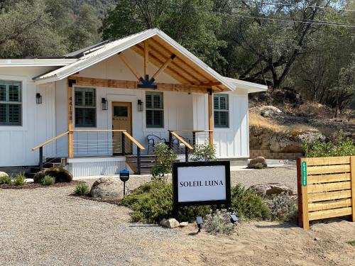 Three Rivers Villa | Soleil Luna 2 miles from Sequoia Park Entrance